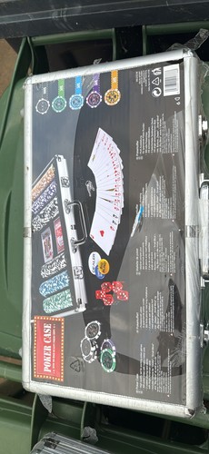 Larger poker set with metal - set,